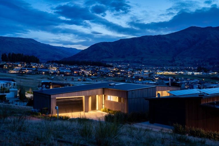 Photo of property in 6 Akitu Rise, Wanaka, 9305