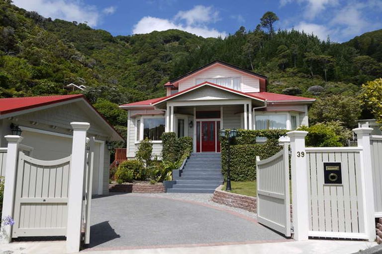 Photo of property in 39 Rona Street, Eastbourne, Lower Hutt, 5013
