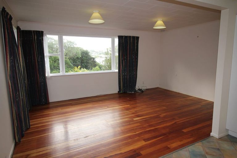 Photo of property in 3 Blandford Way, Newlands, Wellington, 6037
