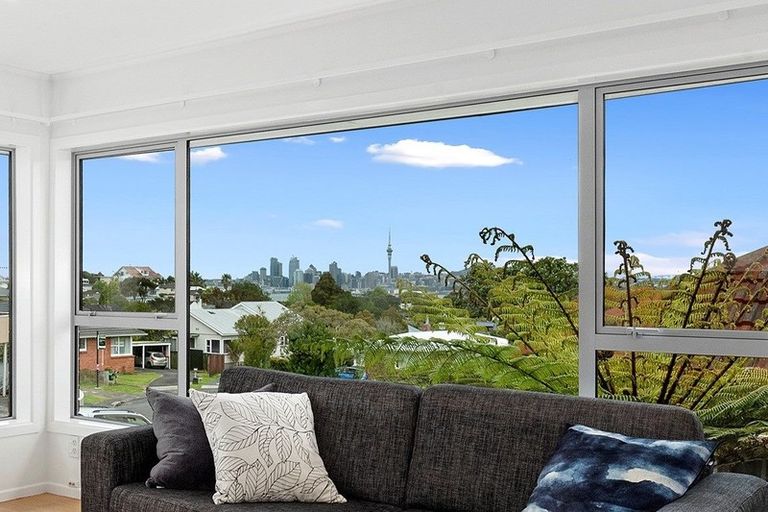 Photo of property in 11 Dudding Avenue, Northcote, Auckland, 0627