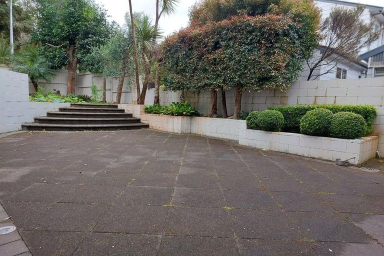 Photo of property in 16 Cobblestone Lane, Hillcrest, Auckland, 0627