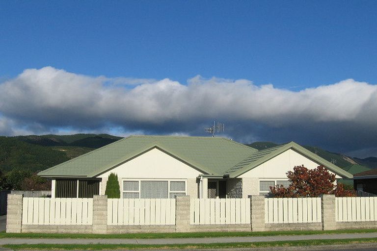 Photo of property in 58 Arawhata Road, Paraparaumu, 5032