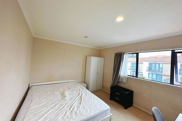 Photo of property in Tuscany Way, 17/3 Ambrico Place, New Lynn, Auckland, 0600