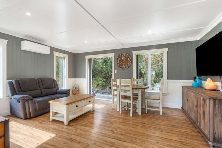 Photo of property in 16 Angle Street, Picton, 7220