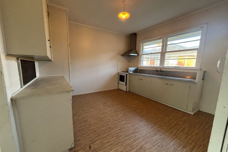 Photo of property in 4/2 Godley Road, Green Bay, Auckland, 0604