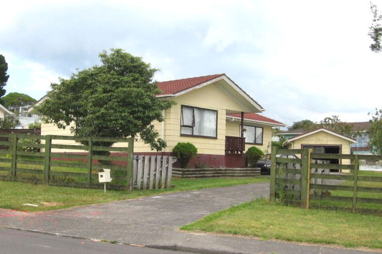 Photo of property in 17 Brougham Place, West Harbour, Auckland, 0618