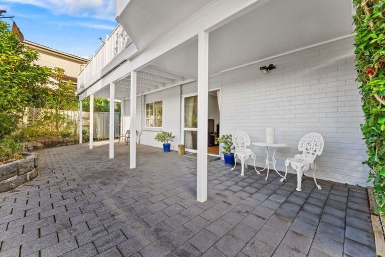 Photo of property in 2 Ravenstone Place, Chatswood, Auckland, 0626