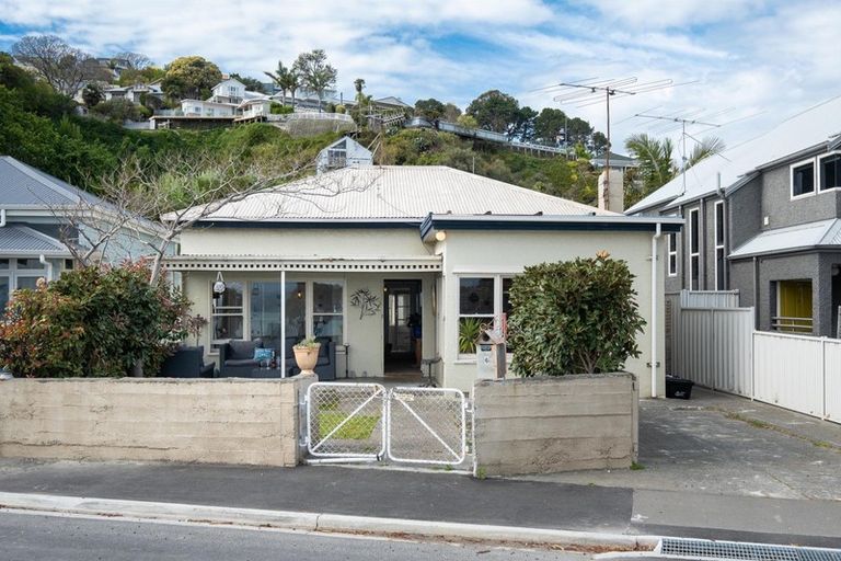 Photo of property in 6 Breakwater Road, Bluff Hill, Napier, 4110