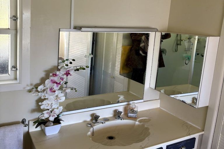 Photo of property in 11 Earle Place, Acacia Bay, Taupo, 3330