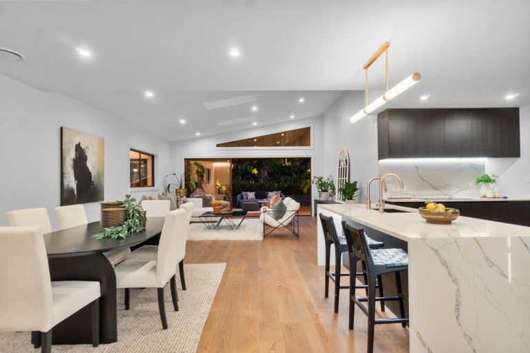 Photo of property in 2/21 Eastcliffe Road, Castor Bay, Auckland, 0620