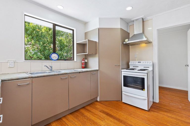 Photo of property in 2/24 Lambrown Drive, Totara Vale, Auckland, 0629