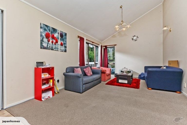 Photo of property in 66 Easton Park Parade, Glenfield, Auckland, 0629