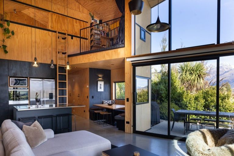 Photo of property in 14 Caithness Court, Jacks Point, Queenstown, 9371