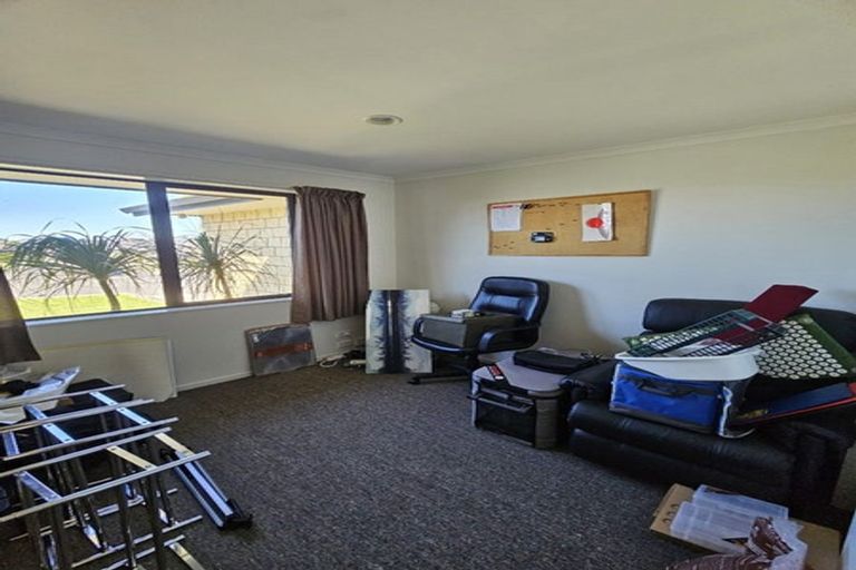 Photo of property in 68 Farnborough Drive, Grandview Heights, Hamilton, 3200