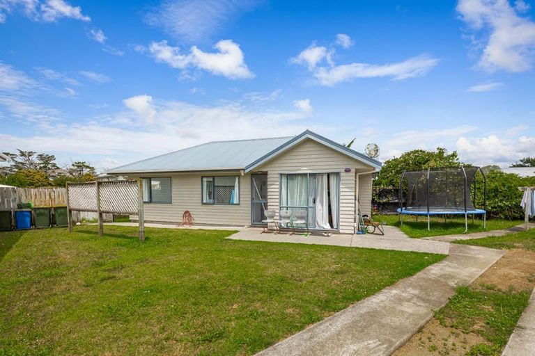 Photo of property in 39 Rewarewa Road, Te Atatu Peninsula, Auckland, 0610