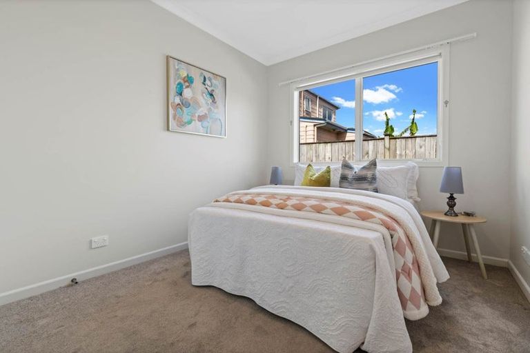 Photo of property in 16a Darren Crescent, Half Moon Bay, Auckland, 2012