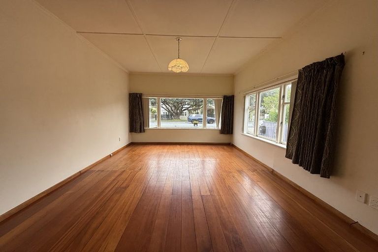 Photo of property in 187 The Parade, Island Bay, Wellington, 6023