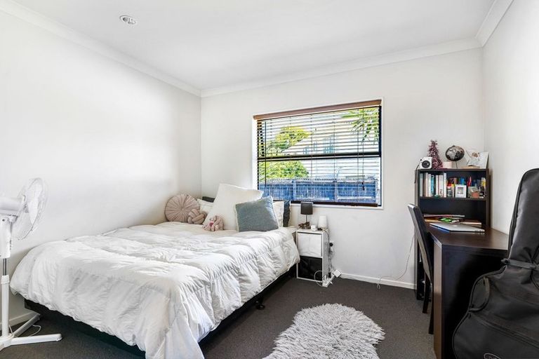 Photo of property in 9a Ballial Place, West Harbour, Auckland, 0618