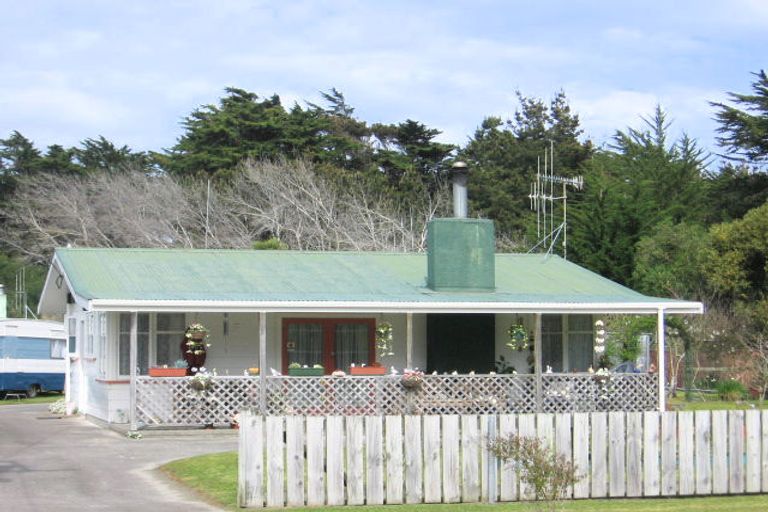 Photo of property in 14 Cousins Avenue West, Foxton Beach, Foxton, 4815