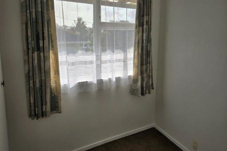 Photo of property in 39 Kirrie Avenue, Te Atatu South, Auckland, 0610