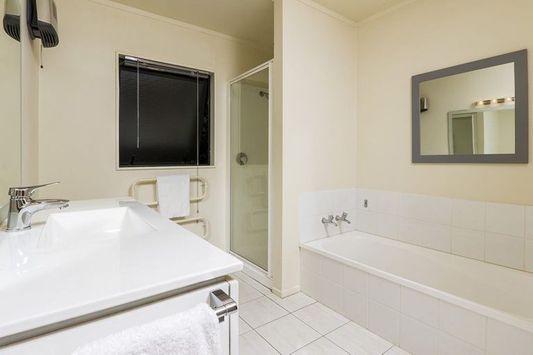 Photo of property in 19/19 Bush View Lane, Northcote Point, Auckland, 0627