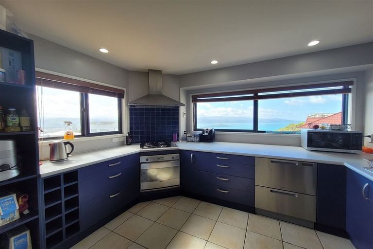 Photo of property in 28 Tamworth Crescent, Newlands, Wellington, 6037