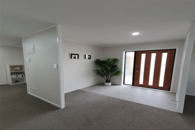 Photo of property in 14 Chesterton Terrace, Henderson, Auckland, 0612