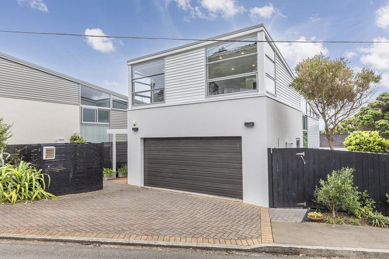 Photo of property in 32 Mantell Street, Seatoun, Wellington, 6022
