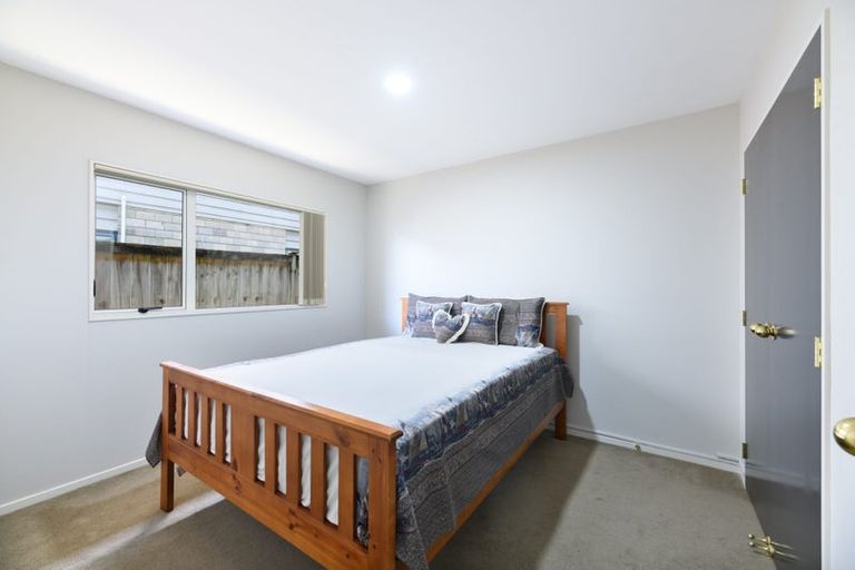 Photo of property in 8 Riverglade Parkway, Te Atatu South, Auckland, 0610