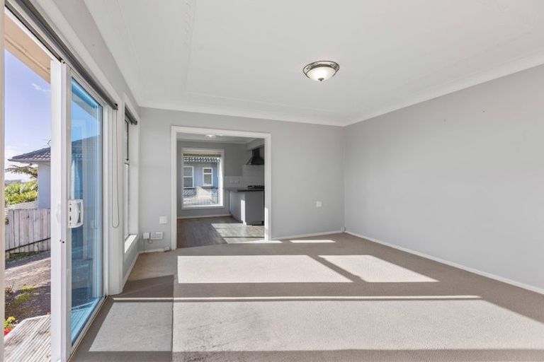 Photo of property in 31 Queens Road, Glen Avon, New Plymouth, 4312