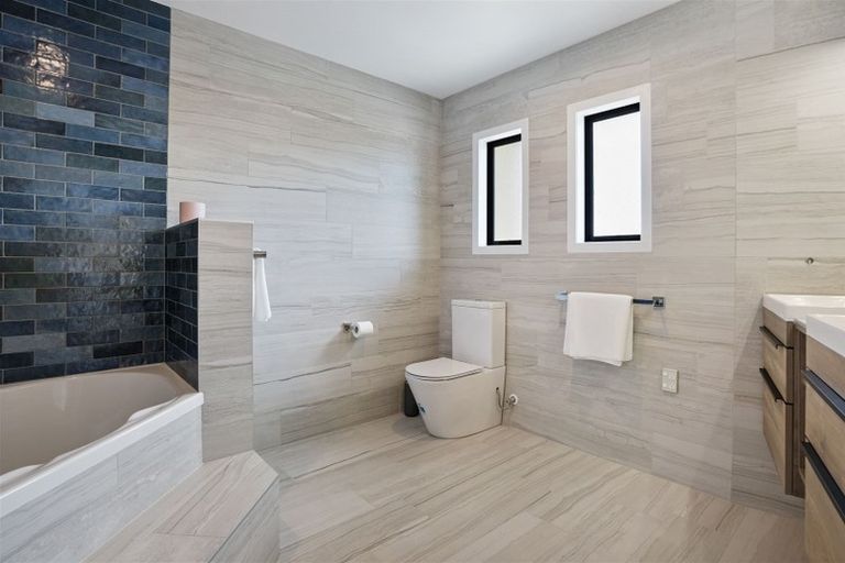 Photo of property in 2/2 Armoy Drive, East Tamaki, Auckland, 2016