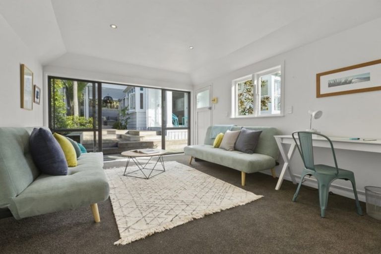 Photo of property in 5 Turnbull Road, Narrow Neck, Auckland, 0624