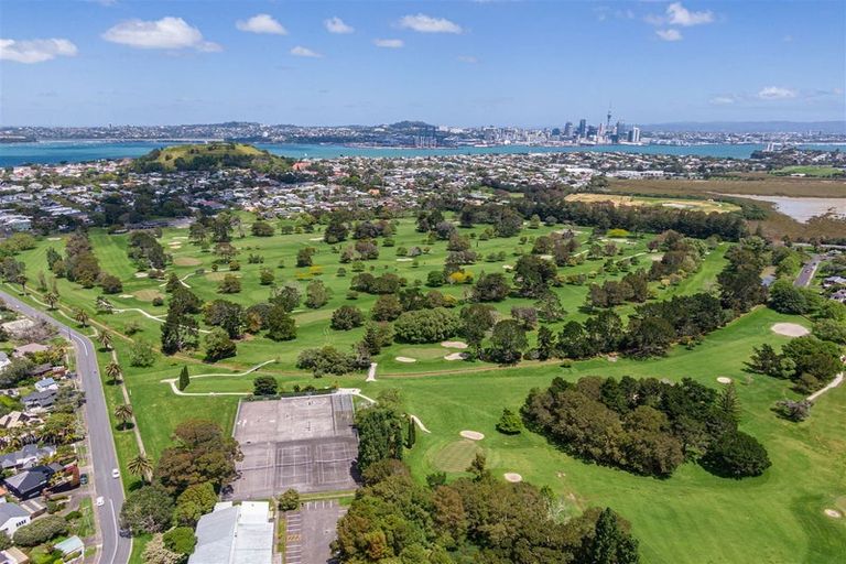 Photo of property in 1/30 Fraser Road, Narrow Neck, Auckland, 0624