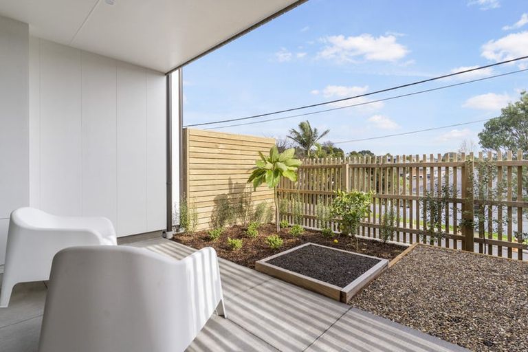 Photo of property in 4/35 Garadice Road, Rothesay Bay, Auckland, 0630