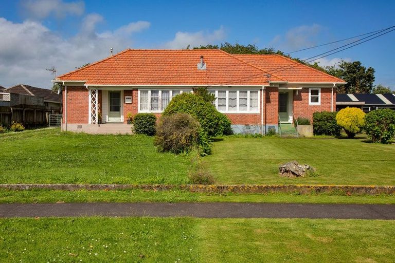 Photo of property in 40-42 Dixon Avenue, Hawera, 4610