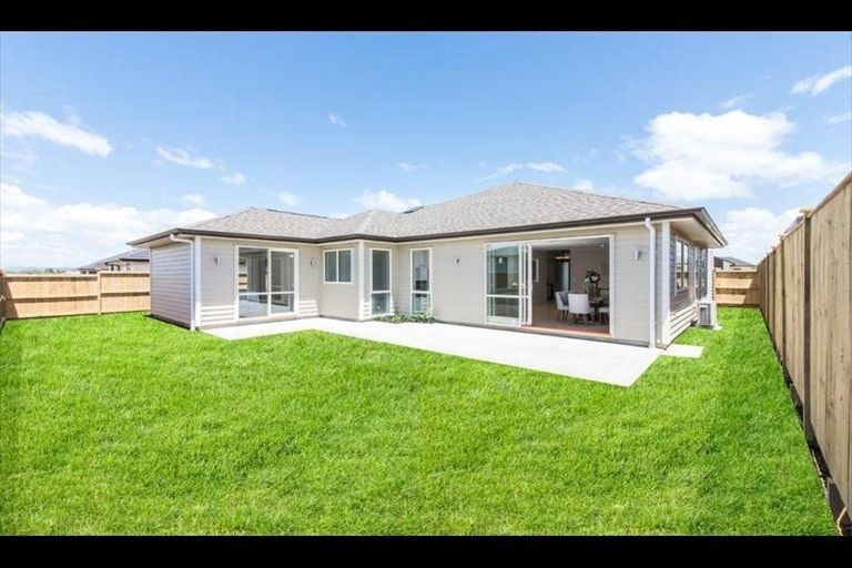 Photo of property in 11 Paso Fino Crescent, Karaka, Papakura, 2113