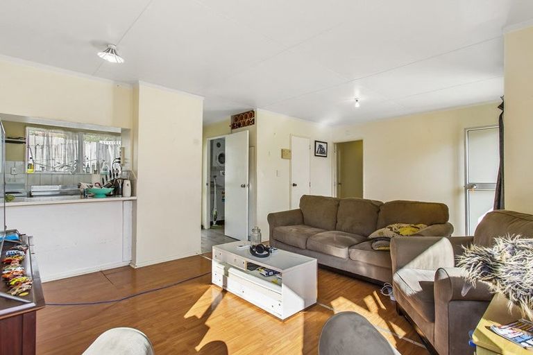 Photo of property in 5 Trengove Place, West Harbour, Auckland, 0618