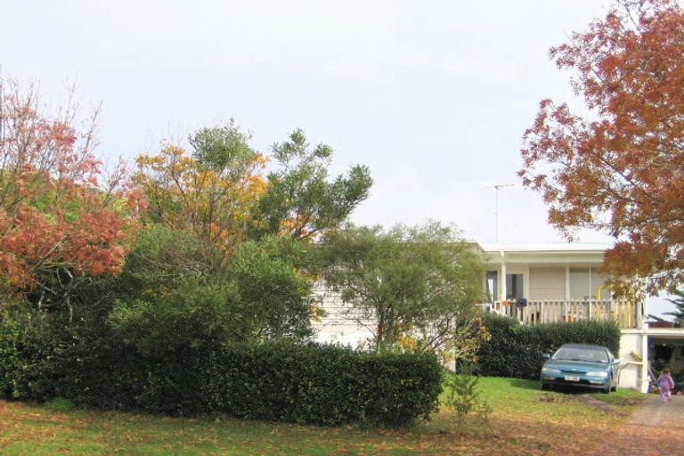 Photo of property in 79 Red Beach Road, Red Beach, 0932