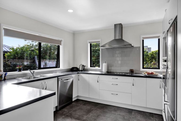 Photo of property in 120 Pohutukawa Place, Waiwhakaiho, New Plymouth, 4312