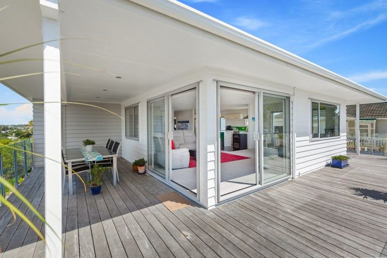 Photo of property in 1/20 Knights Road, Rothesay Bay, Auckland, 0630