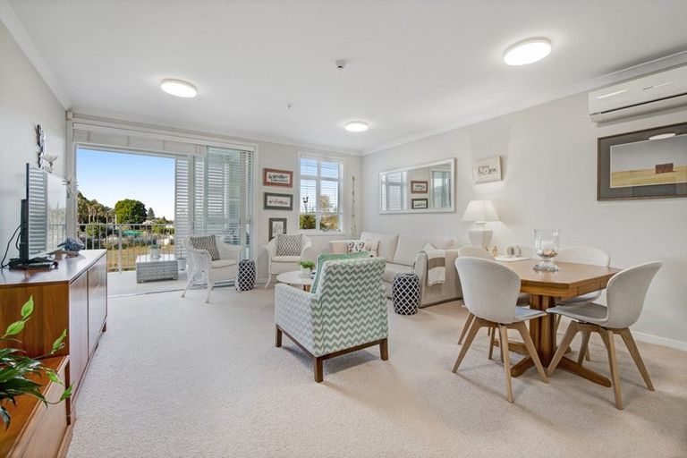 Photo of property in 10 Rewa Rewa Lane, Orewa, 0931