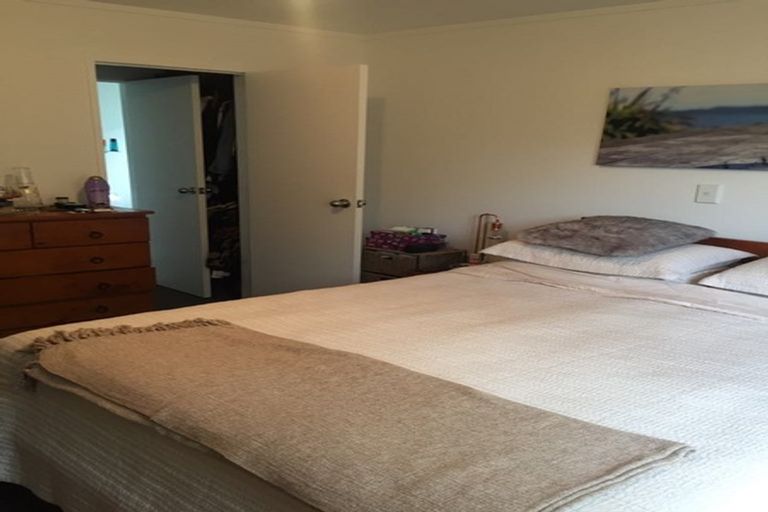 Photo of property in 2 Meadowcroft Grove, Johnsonville, Wellington, 6037