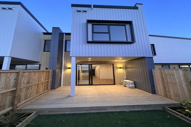 Photo of property in 20 Heketara Way, Massey, Auckland, 0614