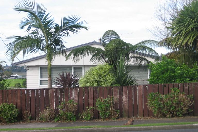 Photo of property in 12 Waimumu Road, Massey, Auckland, 0614