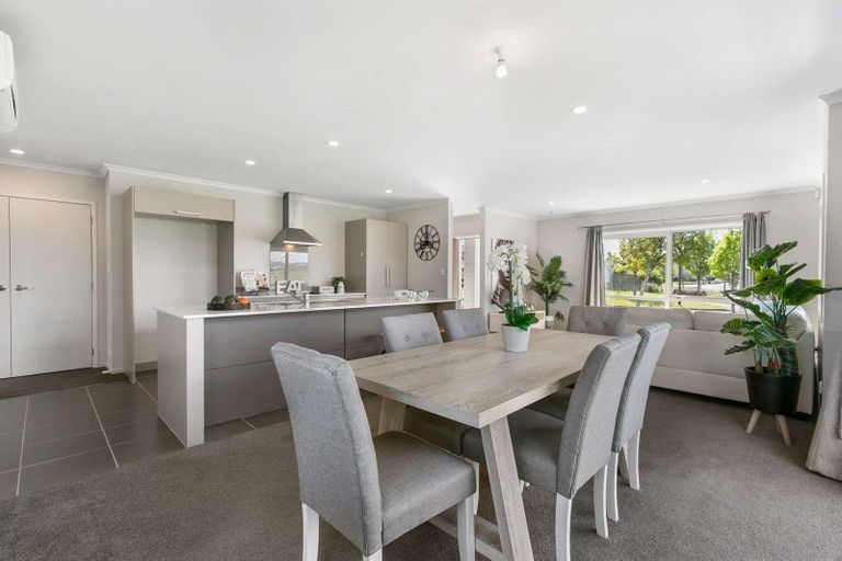 Photo of property in 2 Poaka Avenue, Takanini, 2112