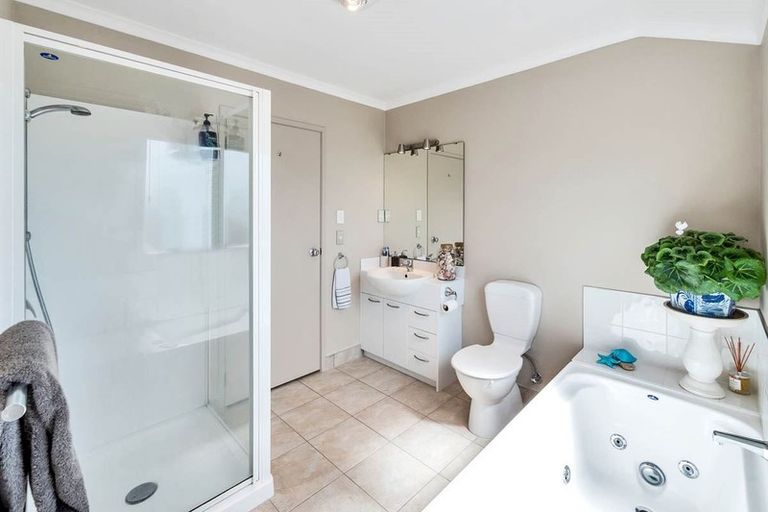 Photo of property in 6 Fairford Avenue, Henderson, Auckland, 0612