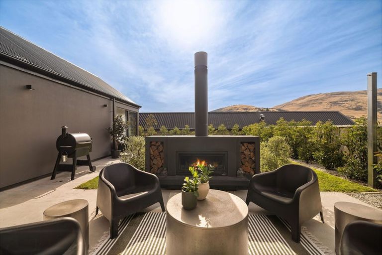 Photo of property in 20 Howden Drive, Jacks Point, 9371