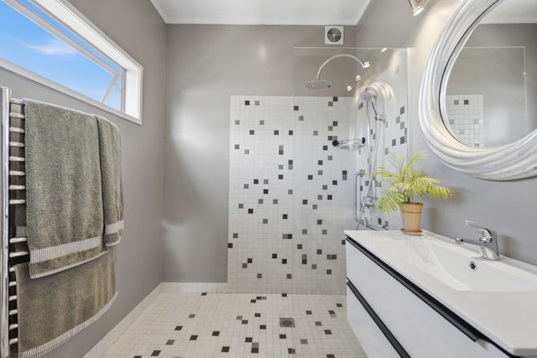 Photo of property in 18 Alberta Street, Point Chevalier, Auckland, 1022
