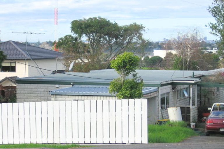 Photo of property in 16 Waimumu Road, Massey, Auckland, 0614