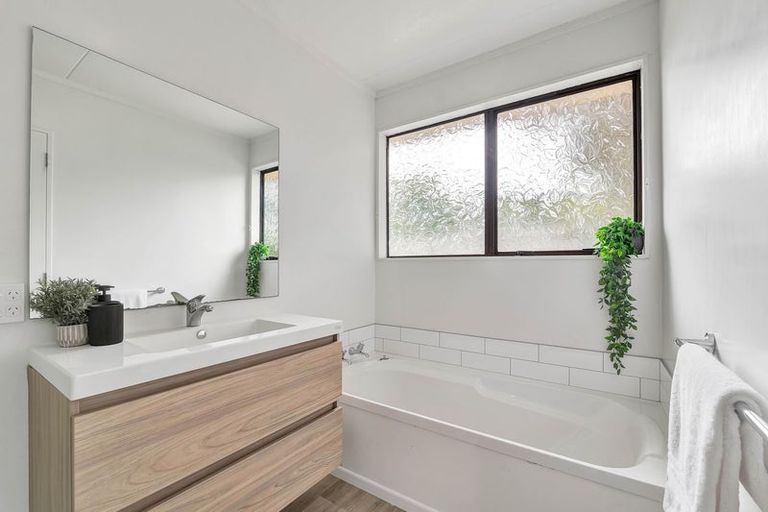 Photo of property in 33 Riversdale Drive, Merrilands, New Plymouth, 4312